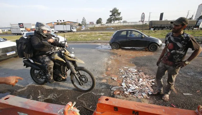 Buraco na Estrada do Ganchinho
