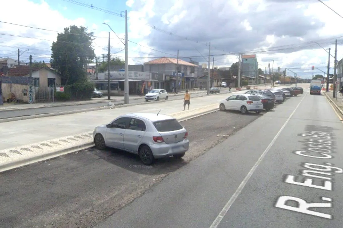 Imagem mostra um trecho de uma rua em obras no bairro Cajuru, em Curitiba.
