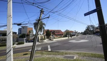 Poste torto no bairro Mercês, em Curitiba