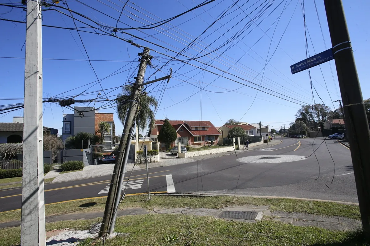 Poste torto no bairro Mercês, em Curitiba