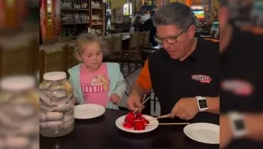 Na onda do morango do amor, bar de Curitiba cria o rollmops do amor