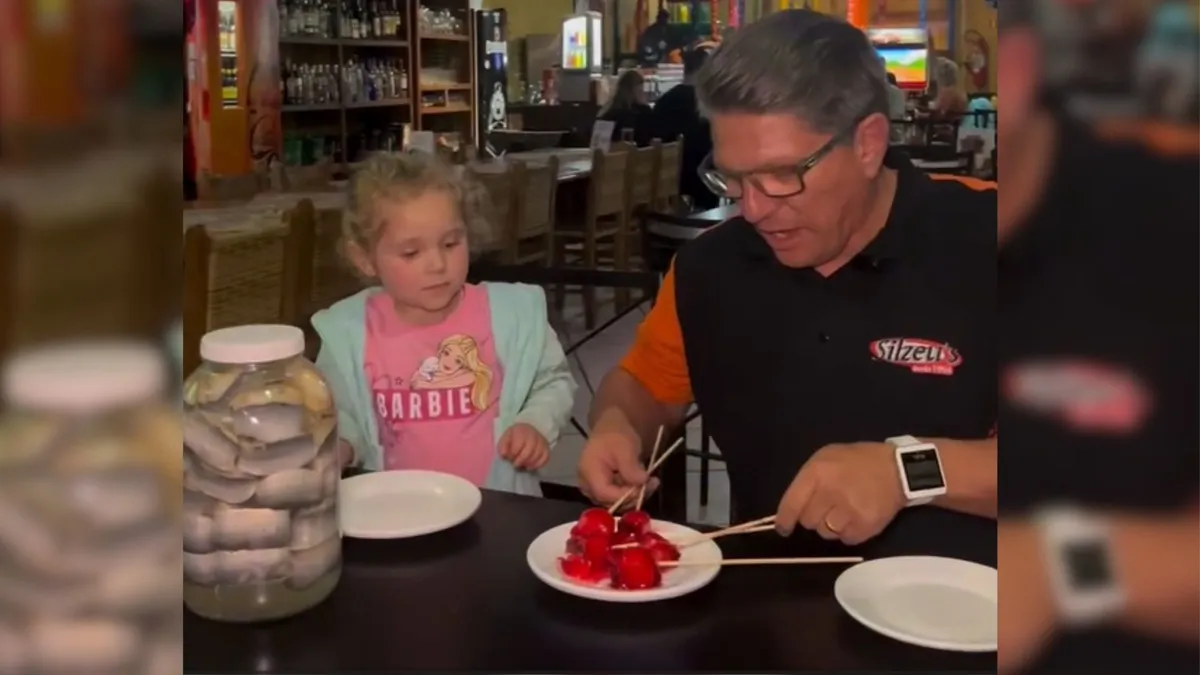 Na onda do morango do amor, bar de Curitiba cria o rollmops do amor