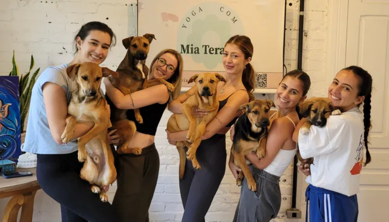 Voluntárias da Adote com os filhotes