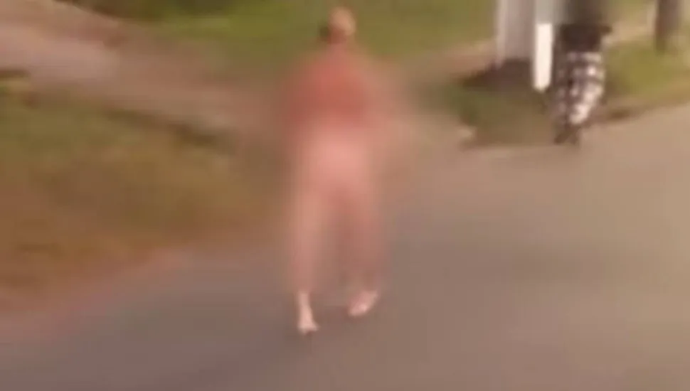 Imagem desfocada mostra um homem nu correndo em uma rua de Curitiba