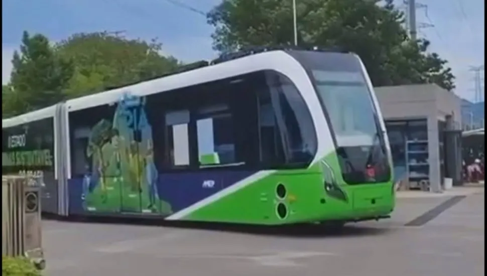 Imagem mostra um novo modelo de transporte alternativo ao metrô, que entrará em testes no Paraná.