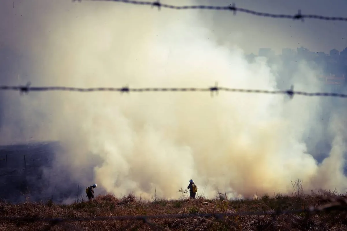 Incêndio em terreno no Bairro Alto