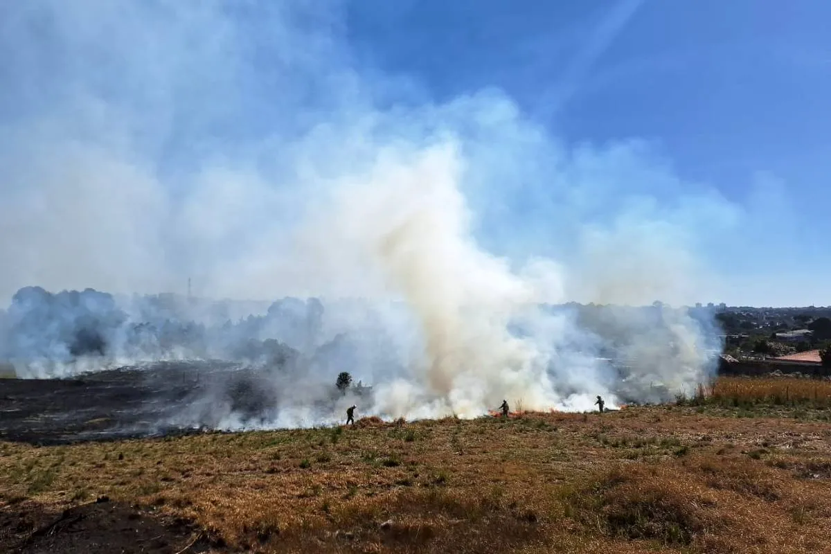 Incêndio em terreno no Bairro Alto