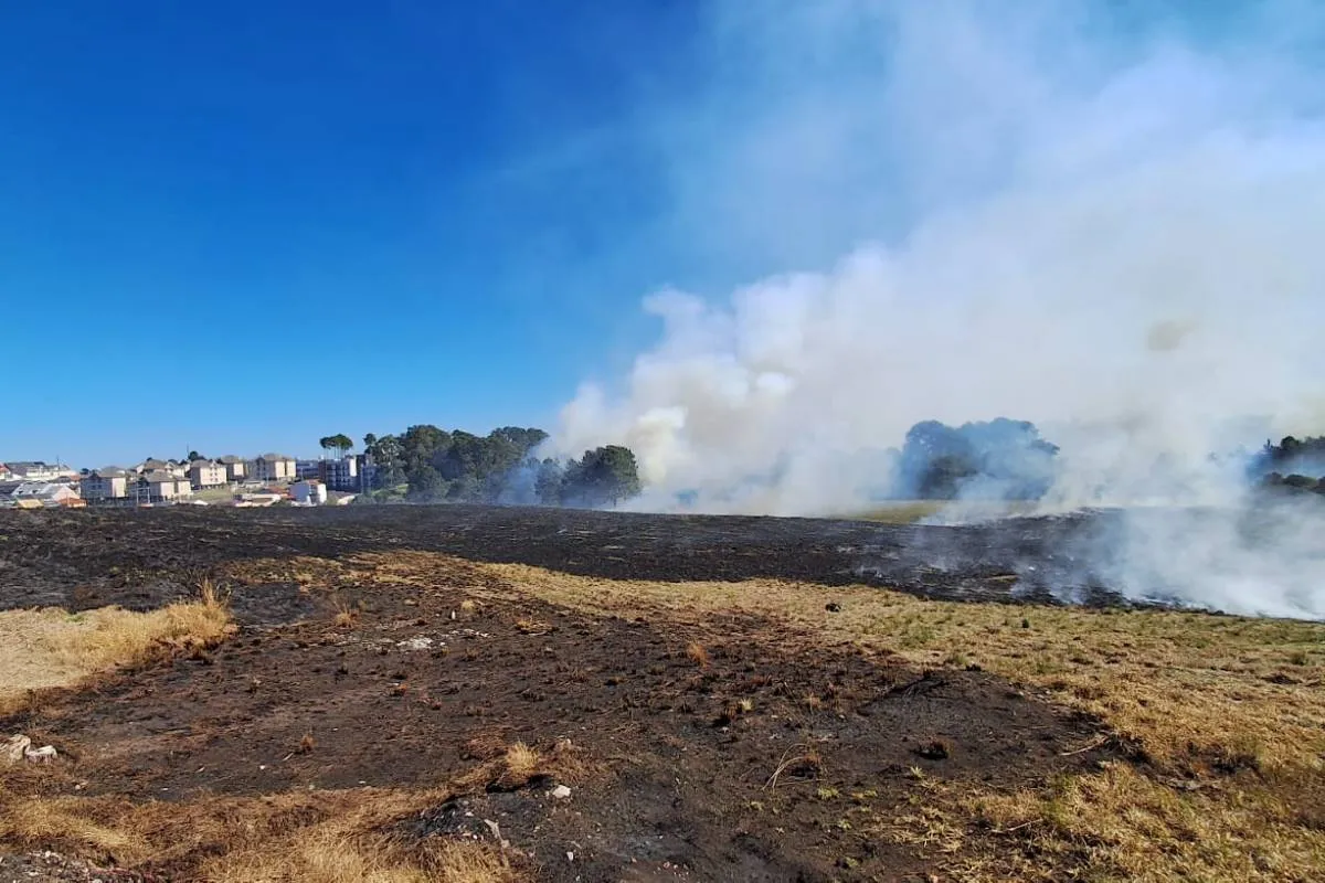 Incêndio em terreno no Bairro Alto