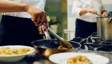 Auxiliar de cozinha ganha indenização após sofrer racismo no trabalho