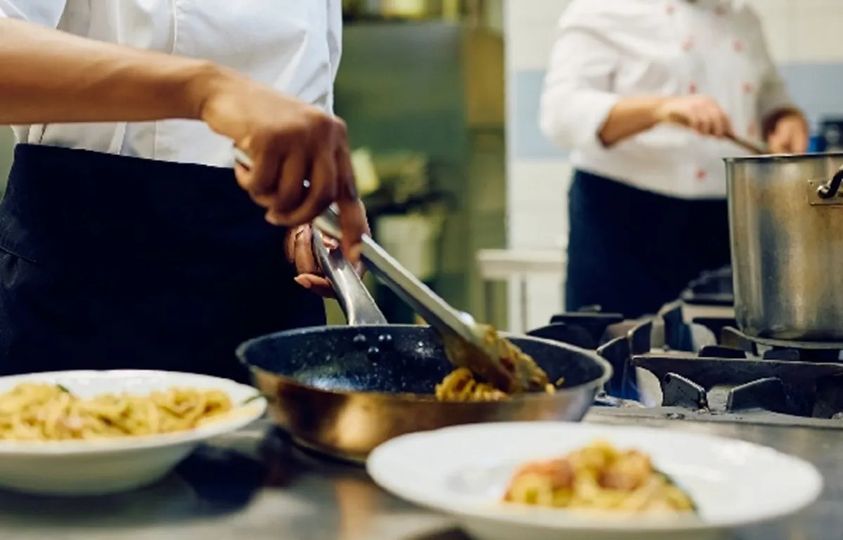 Auxiliar de cozinha ganha indenização após sofrer racismo no trabalho