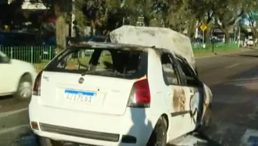 Carro ficou destruído após o incêndio na Avenida Victor Ferreira do Amaral