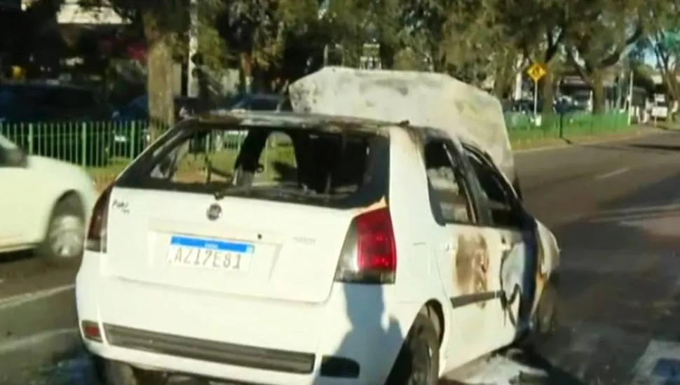 Carro ficou destruído após o incêndio na Avenida Victor Ferreira do Amaral