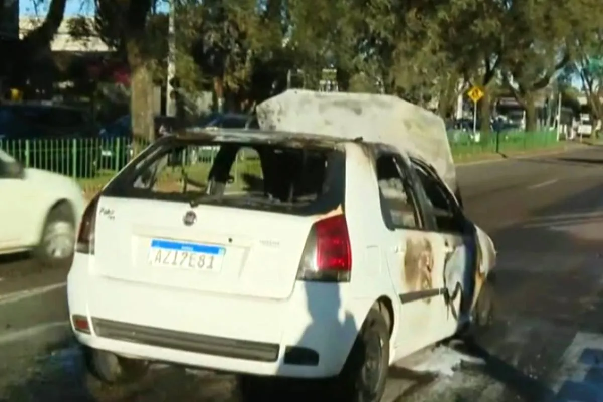 Carro ficou destruído após o incêndio na Avenida Victor Ferreira do Amaral