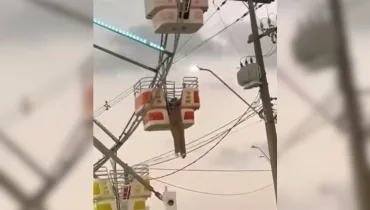 Mulher pendurada em roda-gigante