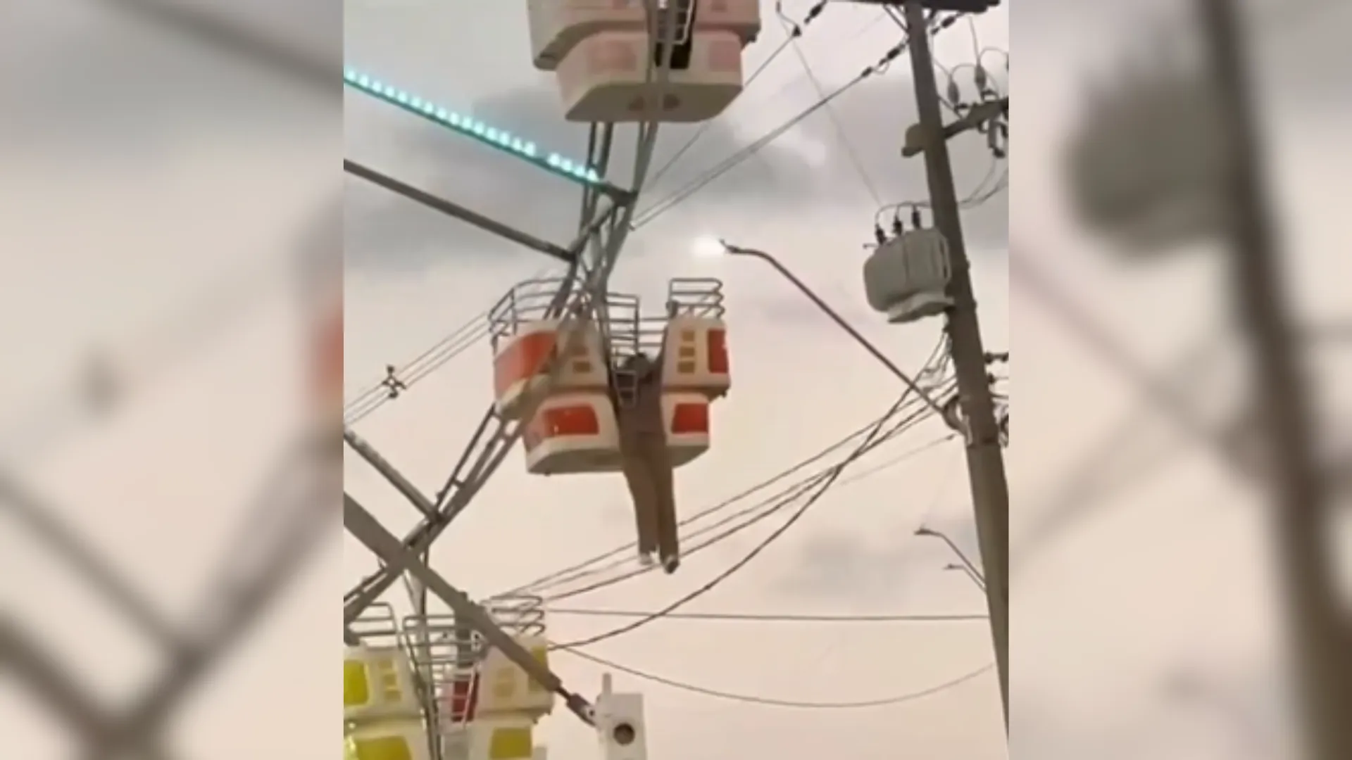 Mulher pendurada em roda-gigante