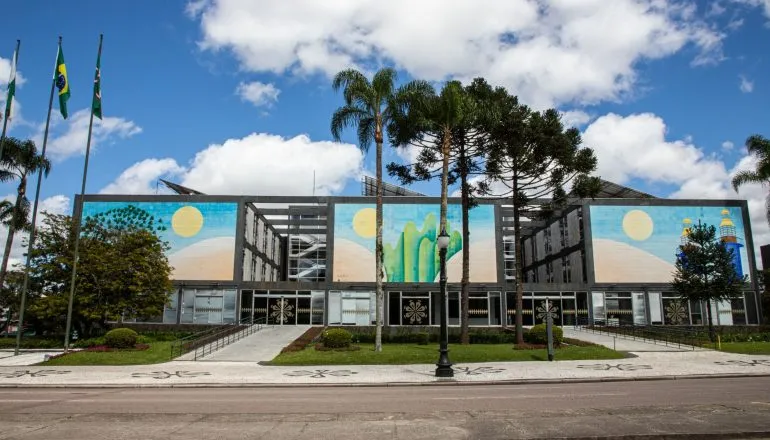 Leis que mudam regras do PSS e padronizam concursos públicos são sancionadas em Curitiba