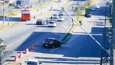 Motoristas fazem manobras perigosas para acessar marginal da Linha Verde