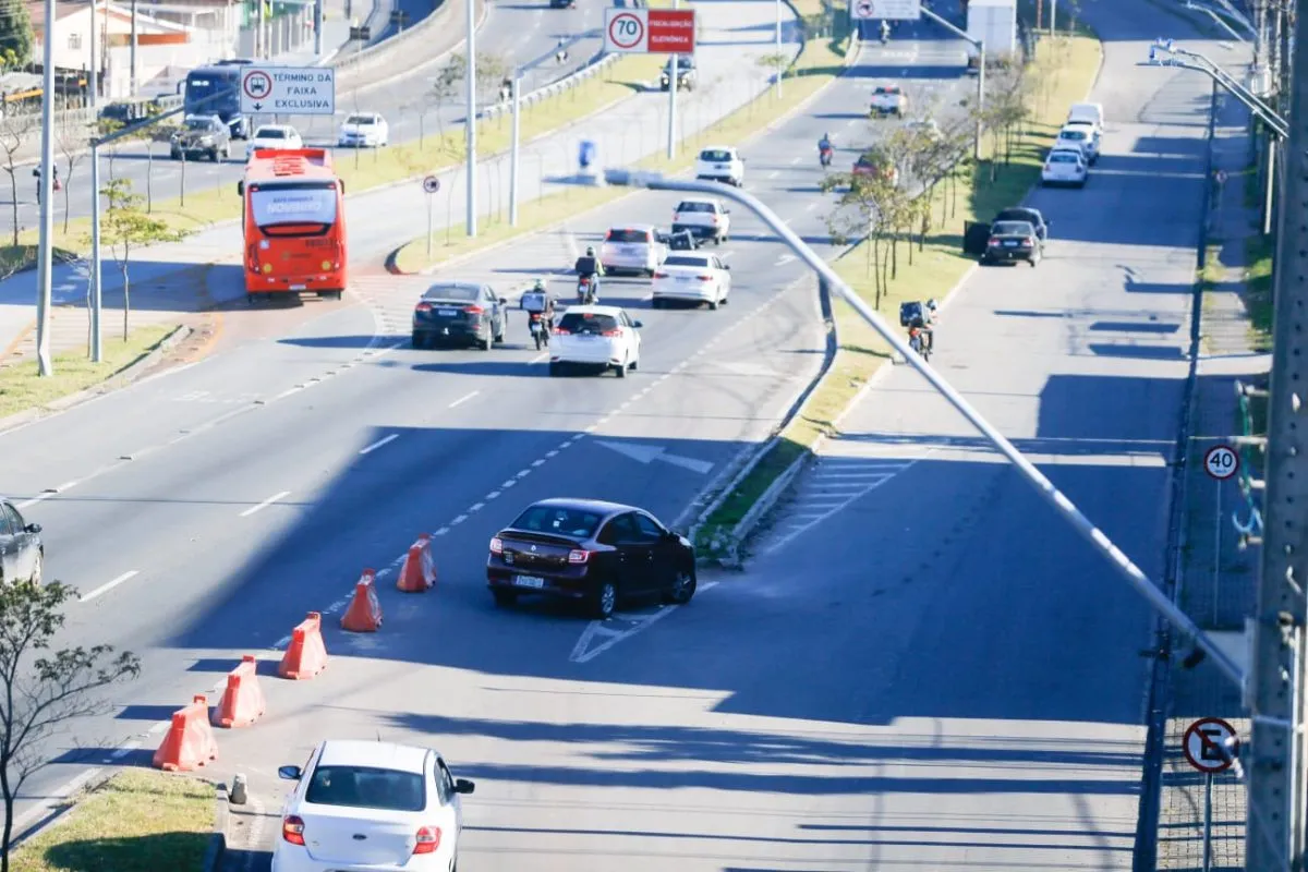 Motoristas fazem manobras perigosas para acessar marginal da Linha Verde