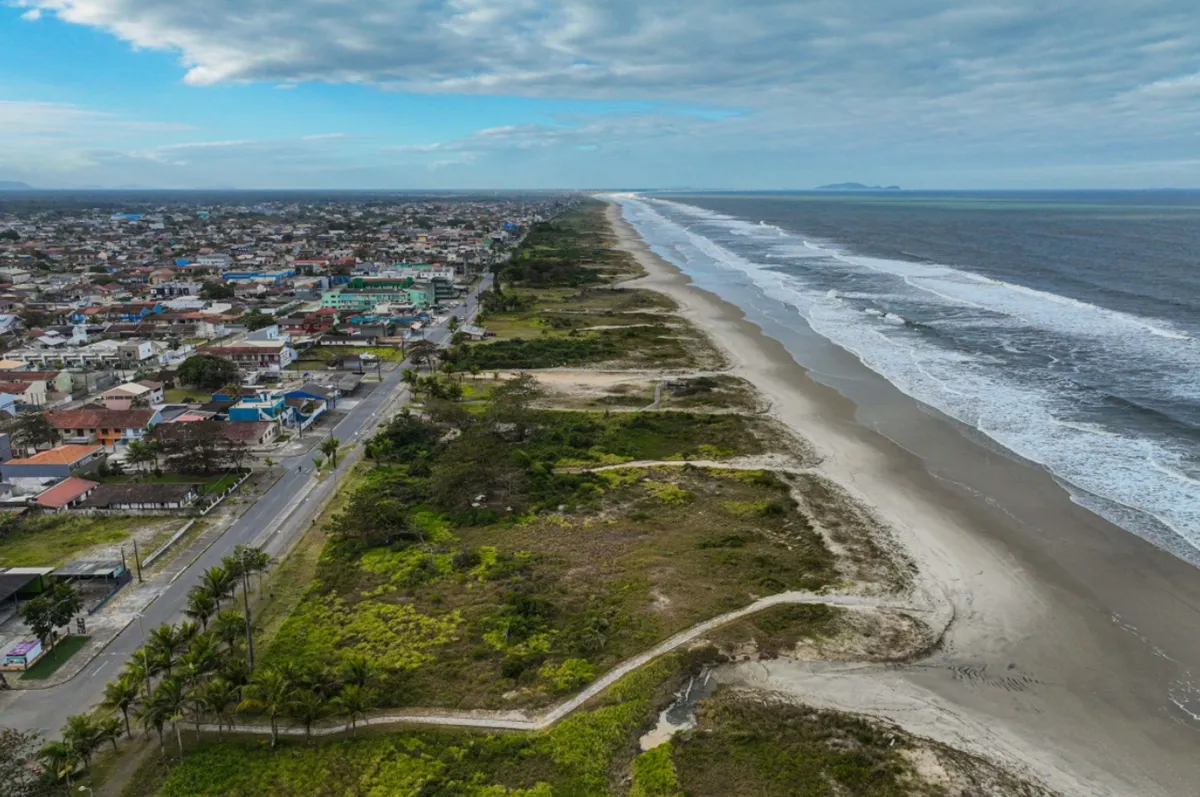 Imagem mostra orla de Pontal do Paraná, no litoral