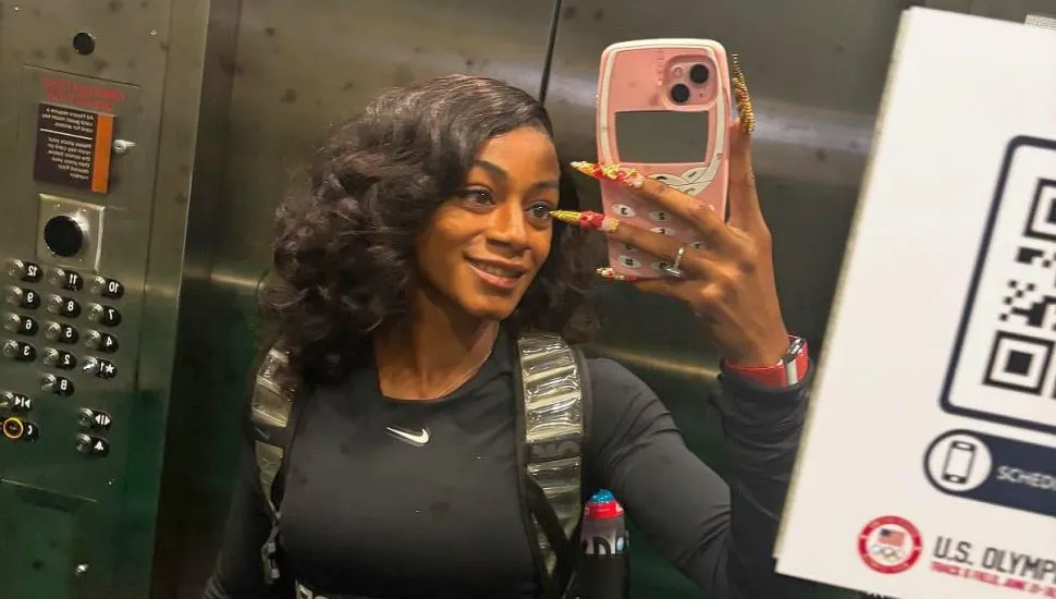 Atleta psota foto estilo selfie no espelho d eum elevador