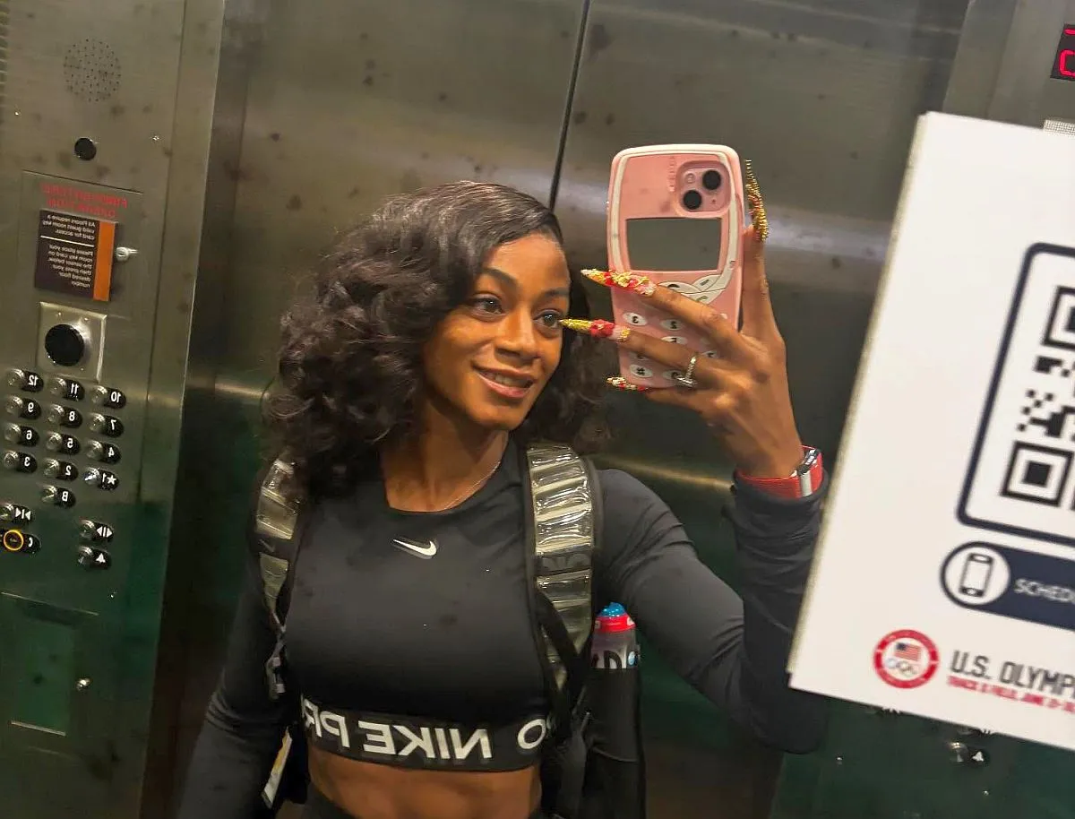 Atleta psota foto estilo selfie no espelho d eum elevador