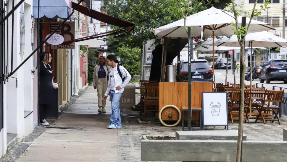 Imagem mostra um trecho da Alameda Prudente de Moraes.