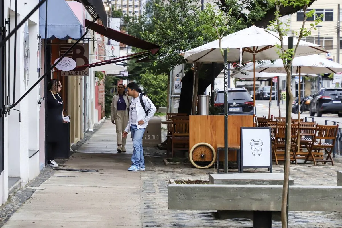 Imagem mostra um trecho da Alameda Prudente de Moraes.