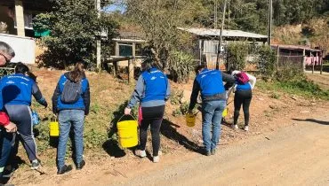 Voluntários tiram lixo de rio em Rio Branco do Sul