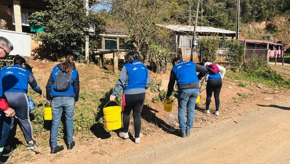Voluntários tiram lixo de rio em Rio Branco do Sul