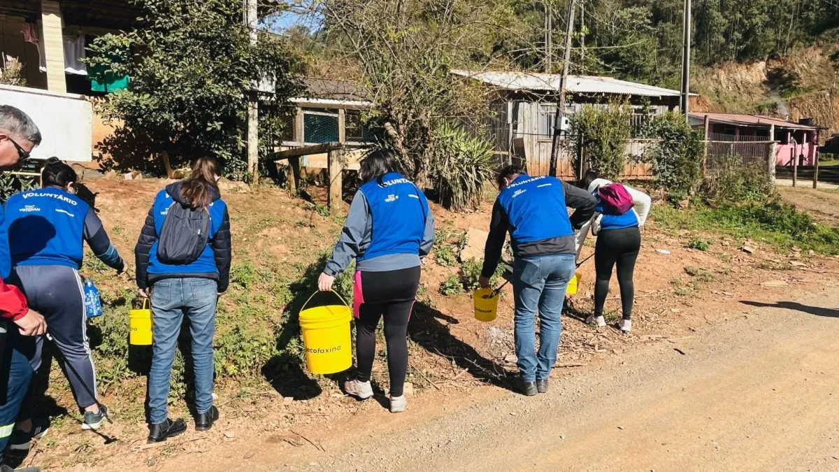 Voluntários tiram lixo de rio em Rio Branco do Sul