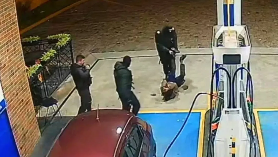 Imagem de câmera de segurança mostra cenas de uma agressão em um posto de combustíveis de Curitiba.