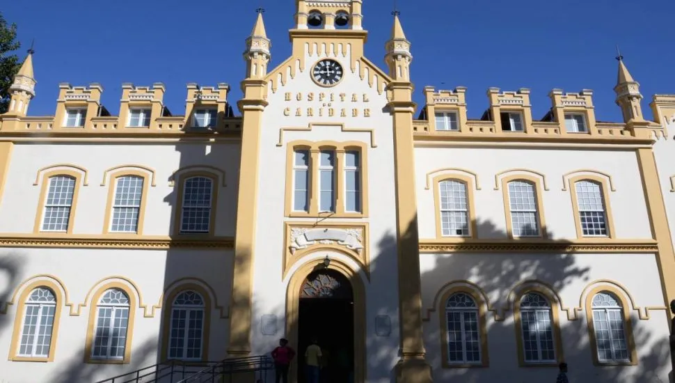 Imagem mostra o Hospital Santa Casa de Misericórdia de Curitiba