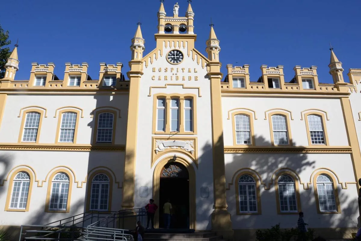 Imagem mostra o Hospital Santa Casa de Misericórdia de Curitiba