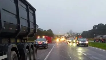 Acidente no Contorno Leste causou bloqueio e um grande congestionamento logo cedo