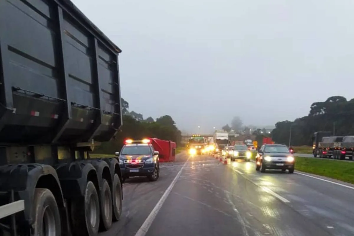 Acidente no Contorno Leste causou bloqueio e um grande congestionamento logo cedo