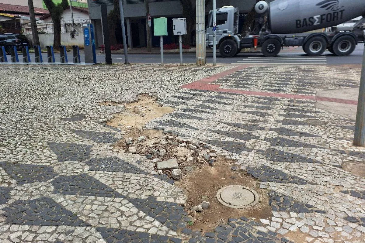 Imagem mostra uma calçada destruída em Curitiba.