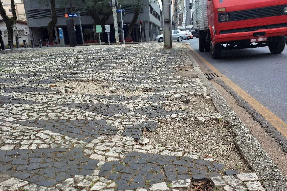 Imagem mostra uma calçada destruída em Curitiba.