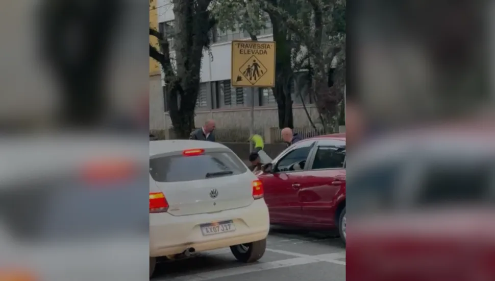 Briga de trânsito no Água Verde, em Curitiba