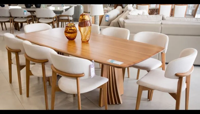 Design e funcionalidade na medida certa para a sua sala de jantar. Aproveite a oportunidade única do Bota Fora Ciello para levar para casa a mesa que vai transformar suas refeições.