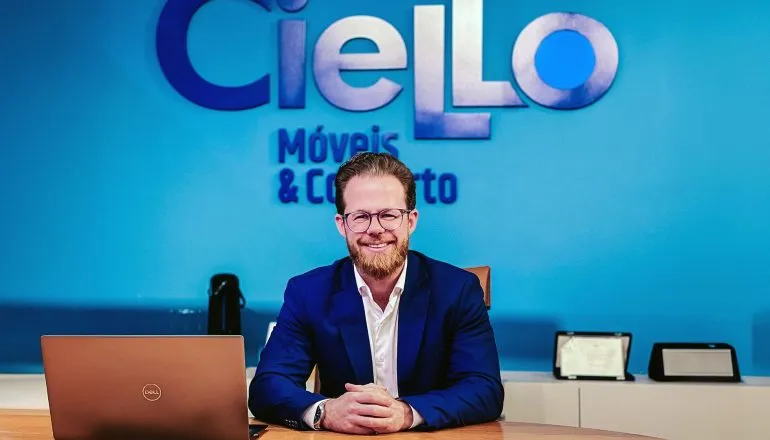 "É uma forma de reforçar a nossa cultura de sempre buscar a satisfação total do cliente", afirma Anderson Cielo, CEO da Ciello Móveis, sobre a política de "48 Horas de Arrependimento" — um diferencial da empresa que permite a troca de produtos em até 48 horas.