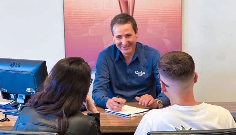 Na Ciello Móveis, a satisfação do cliente é a nossa prioridade. Nossa equipe de atendimento está sempre pronta para ajudar você a encontrar o móvel perfeito para o seu lar, com a segurança e a confiança que você merece.