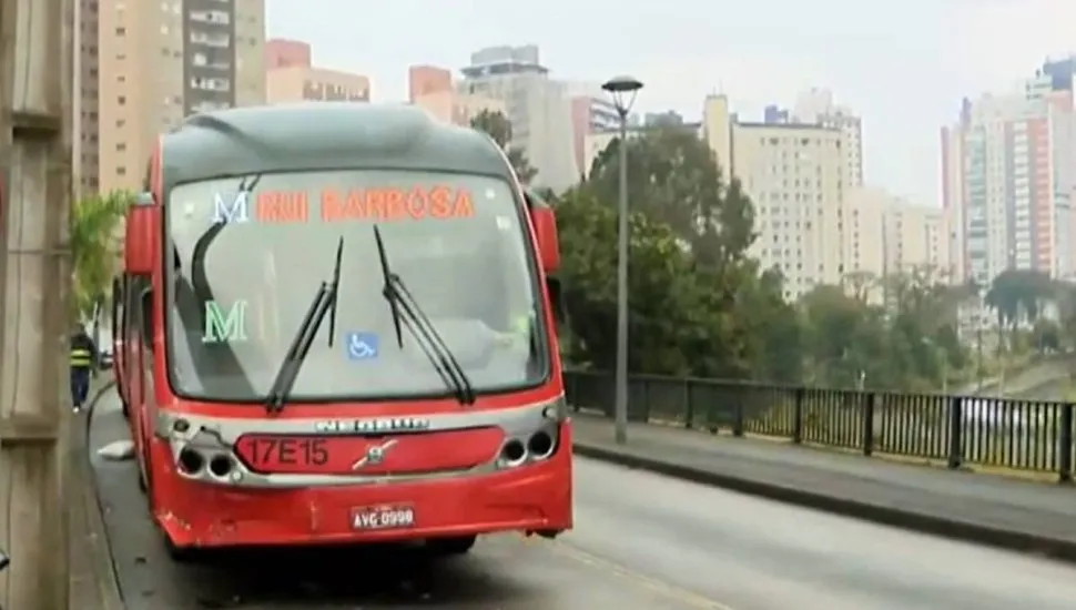 Imagem mostra um biarticulado acidentado.,