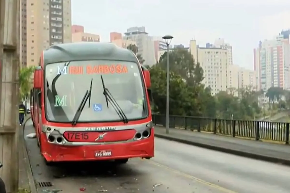 Imagem mostra um biarticulado acidentado.,