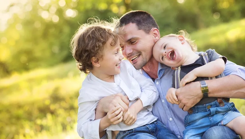 Imagem mostra pai com filhos