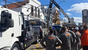 Imagem mostra um ligeirinho acidentado em Curitiba.