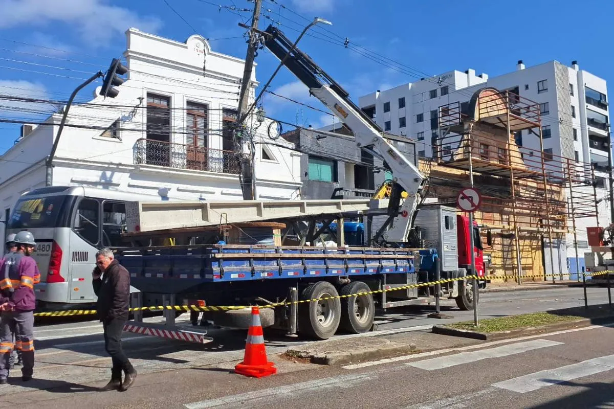 Imagem mostra um ligeirinho acidentado em Curitiba.