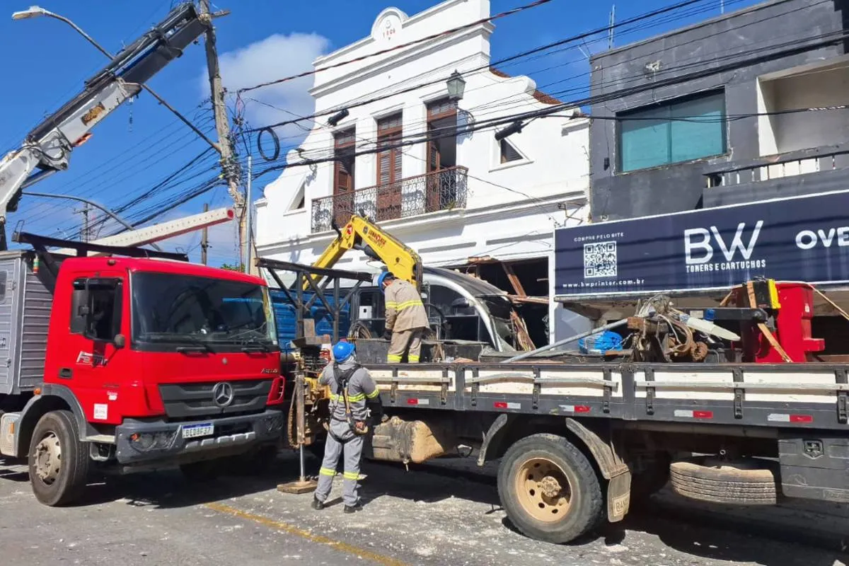 Imagem mostra um ligeirinho acidentado em Curitiba.