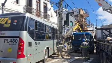 Imagem mostra um ligeirinho acidentado em Curitiba.