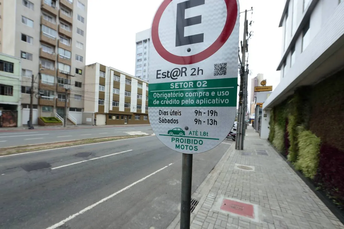 Imagem mostra uma placa do Est@r em Curitiba