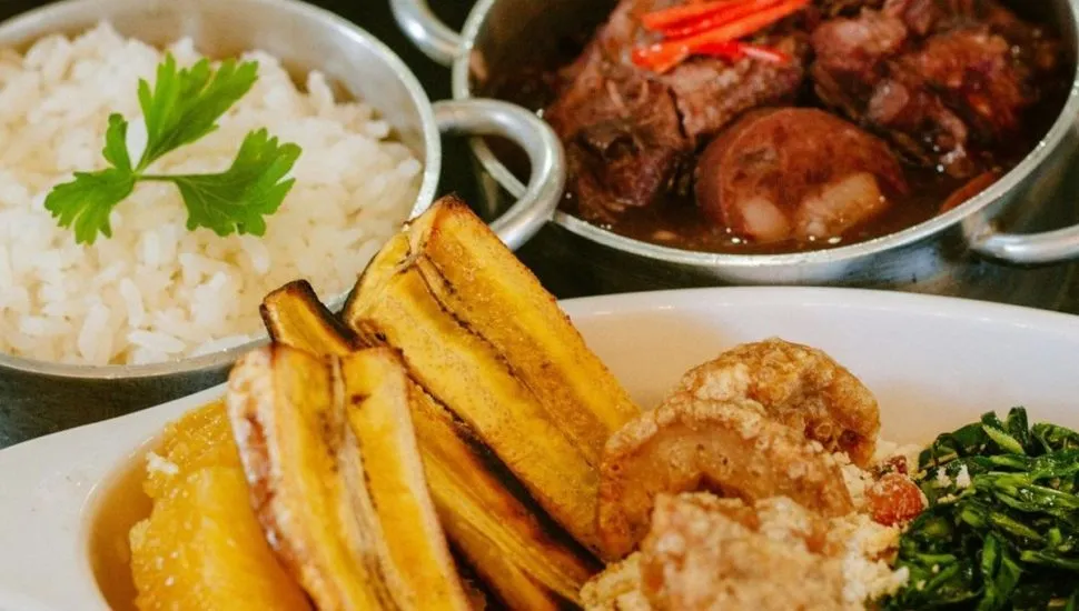 Imagem mostra pratos que compõe a feijoada